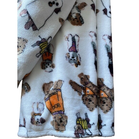 So Cute It’s Scary Halloween Plush Throw 50x70 Dogs Ghost Bee Boo Blanket New - Picture 5 of 6